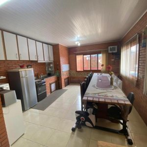 Casa com 110m², 2 dormitórios, 2 vagas, no bairro Santa Lúcia em Caxias do Sul para Comprar