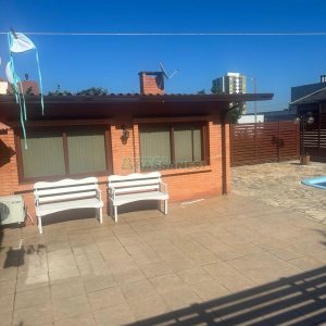 Casa com 110m², 2 dormitórios, 2 vagas, no bairro Santa Lúcia em Caxias do Sul para Comprar