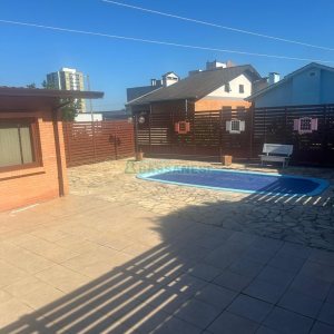 Casa com 110m², 2 dormitórios, 2 vagas, no bairro Santa Lúcia em Caxias do Sul para Comprar