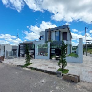 Casa com 228m², 3 dormitórios, 2 vagas, no bairro Nossa Senhora da Saúde em Caxias do Sul para Comprar
