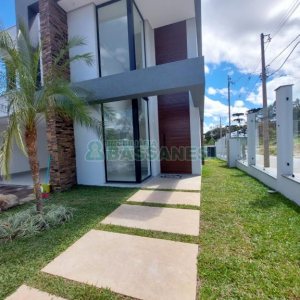 Casa com 228m², 3 dormitórios, 2 vagas, no bairro Nossa Senhora da Saúde em Caxias do Sul para Comprar
