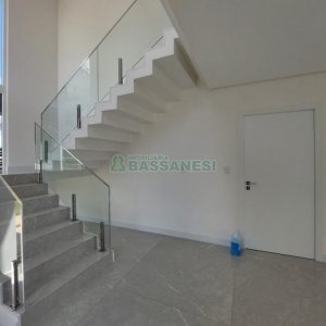 Casa com 228m², 3 dormitórios, 2 vagas, no bairro Nossa Senhora da Saúde em Caxias do Sul para Comprar