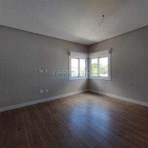 Casa com 228m², 3 dormitórios, 2 vagas, no bairro Nossa Senhora da Saúde em Caxias do Sul para Comprar