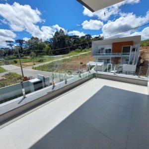 Casa com 228m², 3 dormitórios, 2 vagas, no bairro Nossa Senhora da Saúde em Caxias do Sul para Comprar