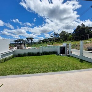 Casa com 228m², 3 dormitórios, 2 vagas, no bairro Nossa Senhora da Saúde em Caxias do Sul para Comprar