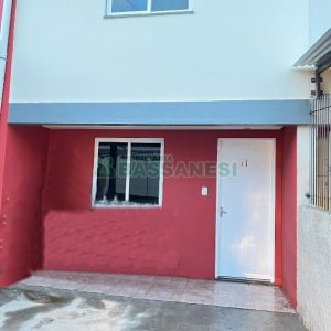 Sobrado com 70m², 2 dormitórios, 1 vaga, no bairro São Giácomo em Caxias do Sul para Alugar