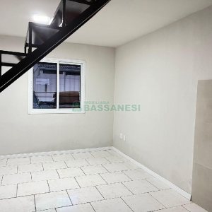 Sobrado com 70m², 2 dormitórios, 1 vaga, no bairro São Giácomo em Caxias do Sul para Alugar