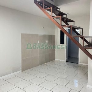 Sobrado com 70m², 2 dormitórios, 1 vaga, no bairro São Giácomo em Caxias do Sul para Alugar