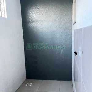 Sobrado com 70m², 2 dormitórios, 1 vaga, no bairro São Giácomo em Caxias do Sul para Alugar