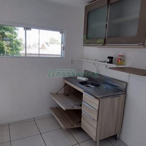 Casa com 82m², 2 dormitórios, 1 vaga, no bairro Desvio Rizzo em Caxias do Sul para Alugar