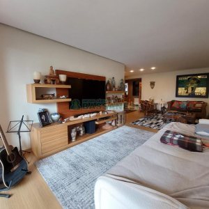 Apartamento com 210m², 3 dormitórios, 3 vagas, no bairro Medianeira em Caxias do Sul para Comprar