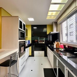 Apartamento com 202m², 3 dormitórios, 2 vagas, no bairro Exposição em Caxias do Sul para Comprar