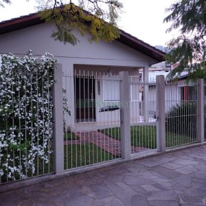 Casa com 450m², 4 dormitórios, 2 vagas, no bairro Rio Branco em Caxias do Sul para Comprar