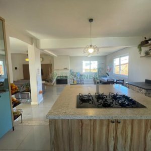 Casa com 450m², 4 dormitórios, 2 vagas, no bairro Rio Branco em Caxias do Sul para Comprar