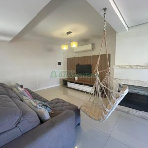 Casa com 450m², 4 dormitórios, 2 vagas, no bairro Rio Branco em Caxias do Sul para Comprar