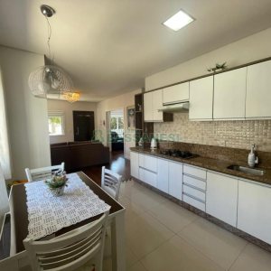 Casa com 450m², 4 dormitórios, 2 vagas, no bairro Rio Branco em Caxias do Sul para Comprar