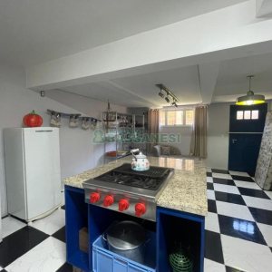 Casa com 450m², 4 dormitórios, 2 vagas, no bairro Rio Branco em Caxias do Sul para Comprar
