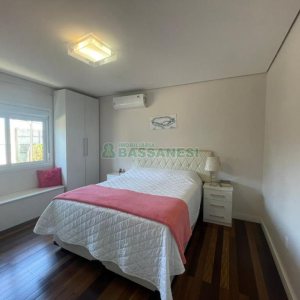 Casa com 450m², 4 dormitórios, 2 vagas, no bairro Rio Branco em Caxias do Sul para Comprar