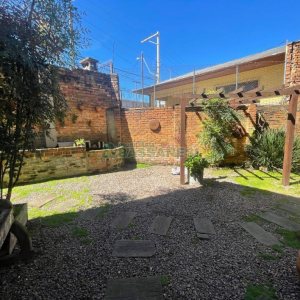 Casa com 450m², 4 dormitórios, 2 vagas, no bairro Rio Branco em Caxias do Sul para Comprar