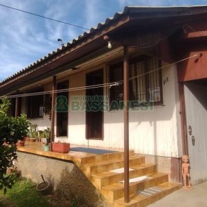 Casa com 146m², 3 dormitórios, 1 vaga, no bairro Diamantino em Caxias do Sul para Comprar