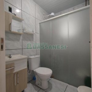 Casa com 52m², 2 dormitórios, 1 vaga, no bairro São Caetano em Caxias do Sul para Alugar