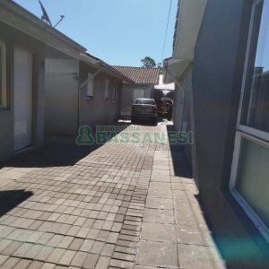 Casa com 52m², 2 dormitórios, 1 vaga, no bairro São Caetano em Caxias do Sul para Alugar