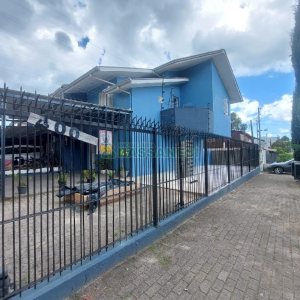 Sobrado com 90m², 2 dormitórios, 2 vagas, no bairro Parque Oasis em Caxias do Sul para Alugar