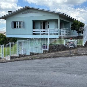 Casa com 150m², 3 dormitórios, 1 vaga, no bairro Santa Lúcia em Caxias do Sul para Alugar