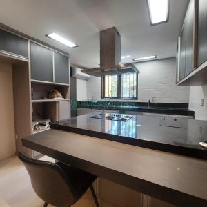 Casa com 350m², 5 dormitórios, 2 vagas, no bairro São Virgílio em Caxias do Sul para Alugar ou Comprar