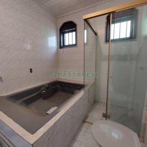 Casa com 350m², 5 dormitórios, 2 vagas, no bairro São Virgílio em Caxias do Sul para Alugar ou Comprar