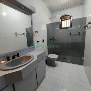 Casa com 350m², 5 dormitórios, 2 vagas, no bairro São Virgílio em Caxias do Sul para Alugar ou Comprar