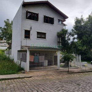 Sobrado com 194m², 4 dormitórios, -4 vaga, no bairro Vinhedos em Caxias do Sul para Comprar