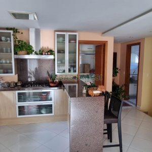 Sobrado com 194m², 4 dormitórios, -4 vaga, no bairro Vinhedos em Caxias do Sul para Comprar