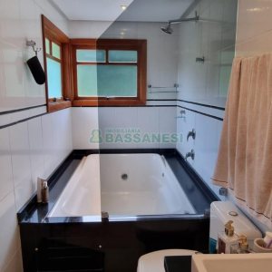Sobrado com 194m², 4 dormitórios, -4 vaga, no bairro Vinhedos em Caxias do Sul para Comprar