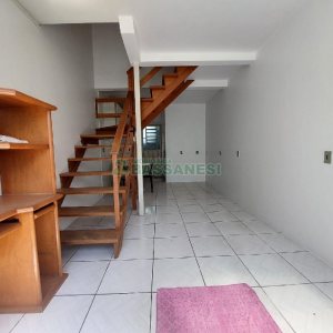 Sobrado com 70m², 2 dormitórios, 1 vaga, no bairro Salgado Filho em Caxias do Sul para Alugar