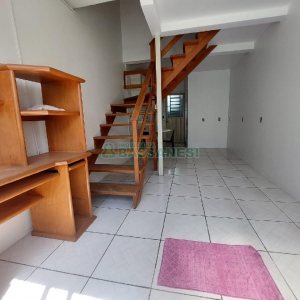 Sobrado com 70m², 2 dormitórios, 1 vaga, no bairro Salgado Filho em Caxias do Sul para Alugar
