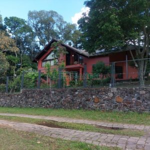 Casa com 320m², 3 dormitórios, 2 vagas, no bairro Monte Bérico em Caxias do Sul para Comprar