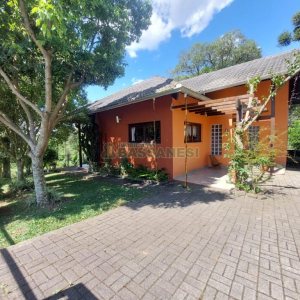 Casa com 320m², 3 dormitórios, 2 vagas, no bairro Monte Bérico em Caxias do Sul para Comprar