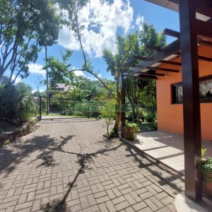 Casa com 320m², 3 dormitórios, 2 vagas, no bairro Monte Bérico em Caxias do Sul para Comprar