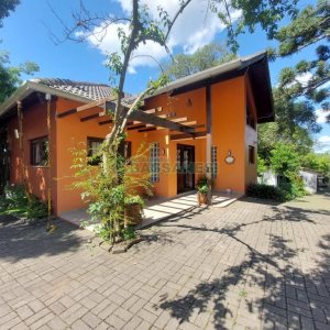 Casa com 320m², 3 dormitórios, 2 vagas, no bairro Monte Bérico em Caxias do Sul para Comprar