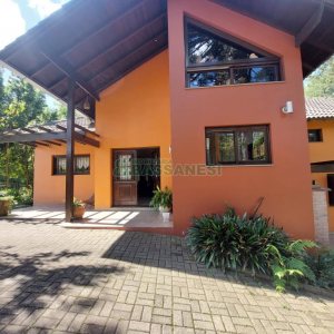 Casa com 320m², 3 dormitórios, 2 vagas, no bairro Monte Bérico em Caxias do Sul para Comprar