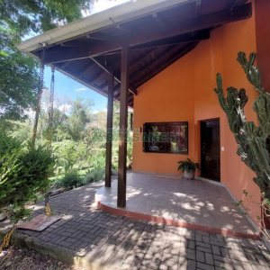 Casa com 320m², 3 dormitórios, 2 vagas, no bairro Monte Bérico em Caxias do Sul para Comprar