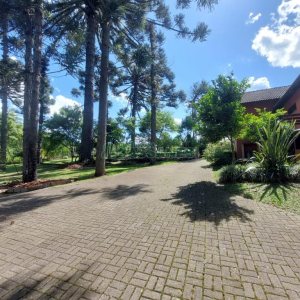 Casa com 320m², 3 dormitórios, 2 vagas, no bairro Monte Bérico em Caxias do Sul para Comprar