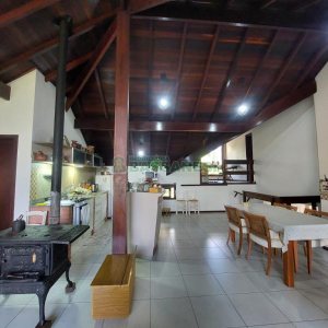 Casa com 320m², 3 dormitórios, 2 vagas, no bairro Monte Bérico em Caxias do Sul para Comprar