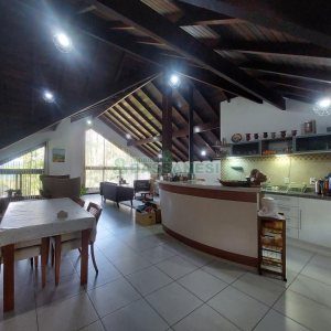 Casa com 320m², 3 dormitórios, 2 vagas, no bairro Monte Bérico em Caxias do Sul para Comprar