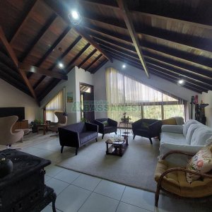 Casa com 320m², 3 dormitórios, 2 vagas, no bairro Monte Bérico em Caxias do Sul para Comprar