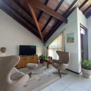 Casa com 320m², 3 dormitórios, 2 vagas, no bairro Monte Bérico em Caxias do Sul para Comprar