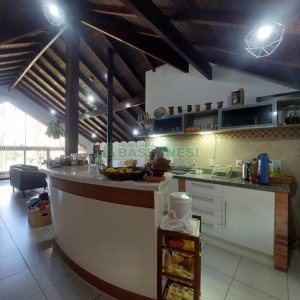 Casa com 320m², 3 dormitórios, 2 vagas, no bairro Monte Bérico em Caxias do Sul para Comprar