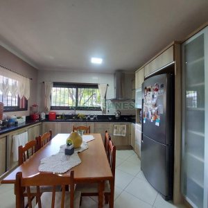 Casa com 320m², 3 dormitórios, 2 vagas, no bairro Monte Bérico em Caxias do Sul para Comprar