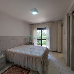 Casa com 320m², 3 dormitórios, 2 vagas, no bairro Monte Bérico em Caxias do Sul para Comprar